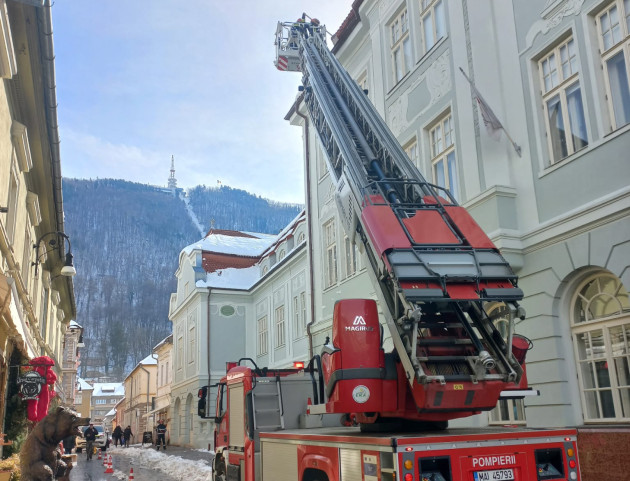 Militarii de la ISU, chemaţi pentru ţurţuri în centrul Braşovului