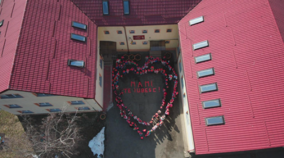 O „inimă vie”, din 250 de copii