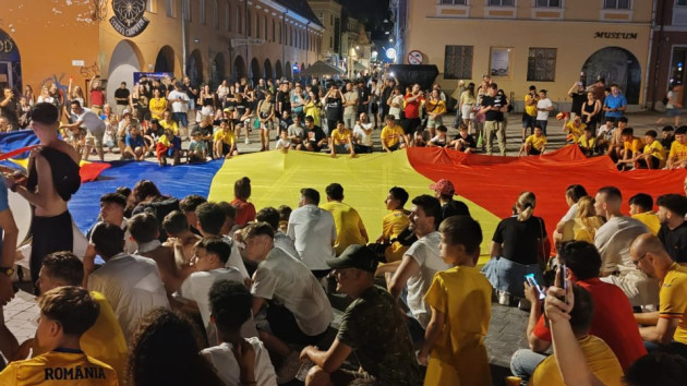 Ia-ţi prietenii, îmbracă tricoul Naţionalei şi vino pe 26 martie în Piaţa Sfatului. Meciul Turcia – România, live, pe ecran gigant