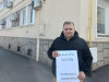 Îşi strigă nedreptatea la uşa DGASPC Braşov. Un tată divorţat spune că nu e ajutat de autorităţi să-şi vadă copilul, deşi are o decizie de la instanţă
