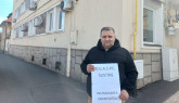 Îşi strigă nedreptatea la uşa DGASPC Braşov. Un tată divorţat spune că nu e ajutat de autorităţi să-şi vadă copilul, deşi are o decizie de la instanţă