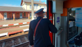 „Urla, lovea în uși și geamuri”: Ce faci cu o gravidă aparent băută? Un „naș” la judecata publică, în  trenul București - Brașov