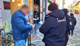 Dacă nu câştigă, nu mai stau cu mâna-ntinsă. Poliţia Locală a început să educe braşovenii, să nu mai încurajeze cerşetorii