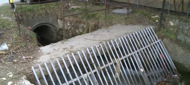 Cu cadavrul prin oraş, în căruciorul de butelii