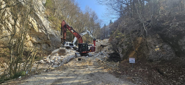 Au început lucrările de stabilizare la Pietrele lui Solomon. Degajarea drumului forestier va costa 1 milion de lei