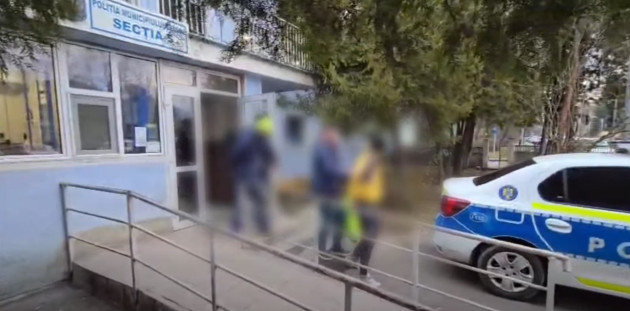 Așteptați cu Poliția să treacă de linia casei de marcat. Acționau de mult, dar au fost prinși doar după ce magazinul a fost pus sub supraveghere  