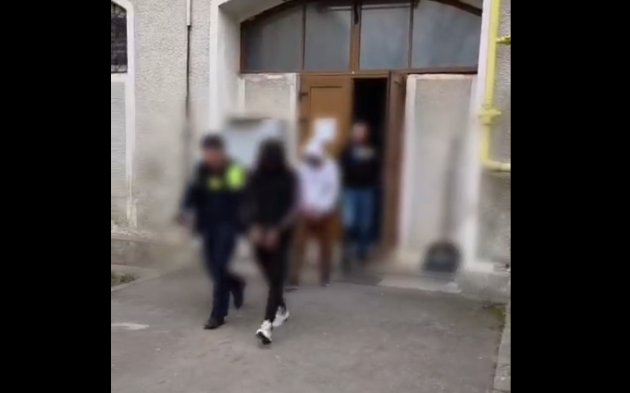 Doi hoți, prin geam