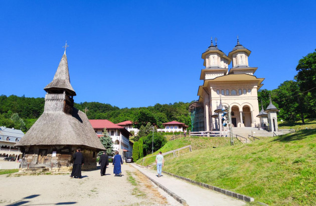 Mănăstiri la doi paşi de gară