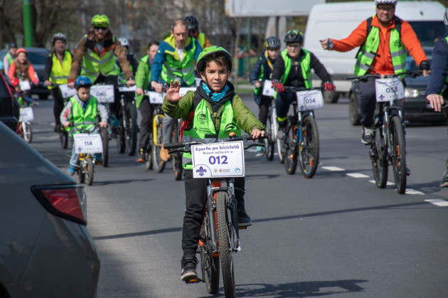 „Eşarfă pe bicicletă”, o tură prin Braşov