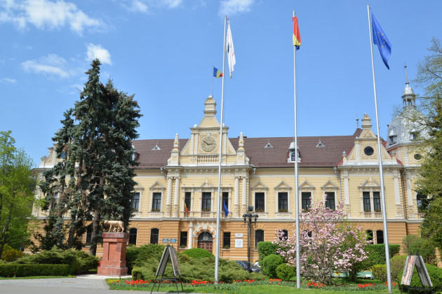 Paradoxul „tăierilor” din primării. Zărneştiul rămâne cu 2 posturi vacante, Codlea cu 32, Săcele cu 53