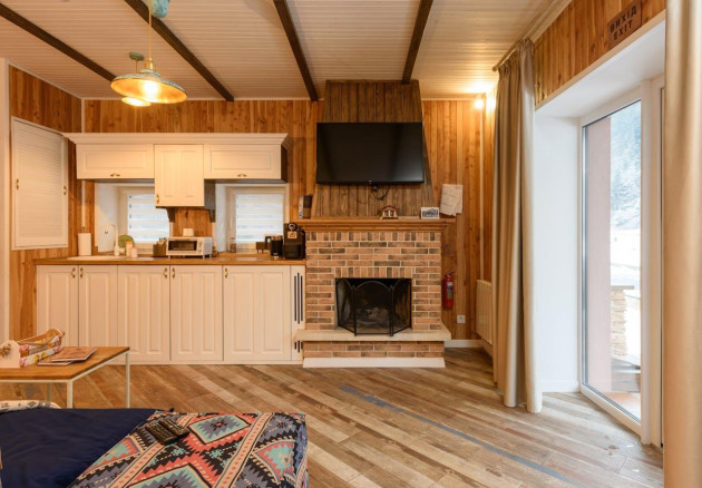 Idei creative de amenajare a unui living rustic cu parchet laminat