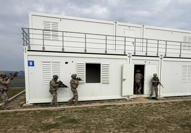 Contra cronometru: inamic la ora 11: Militarii se antrenează la Cincu pentru lupta urbană