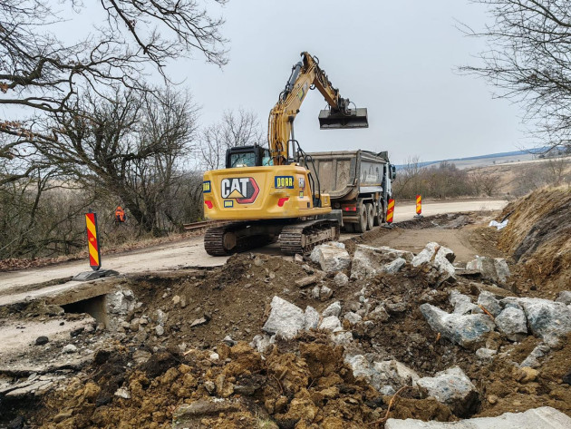 Şantier pe legătura cu Sibiul. Constructorul a atacat mai multe „fronturi”