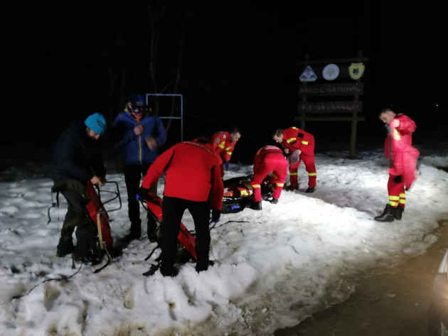 Un tăietor de lemne, scos mort din pădure