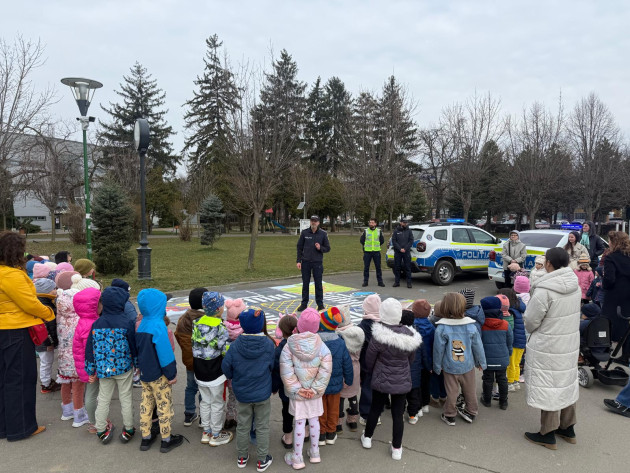 „Poliţistul este un prieten al lor”