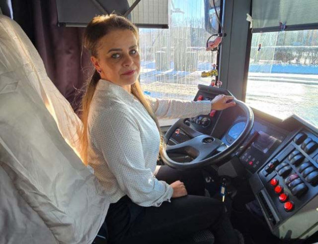 Femeia care arată fetiţelor că pot conduce orice vis
