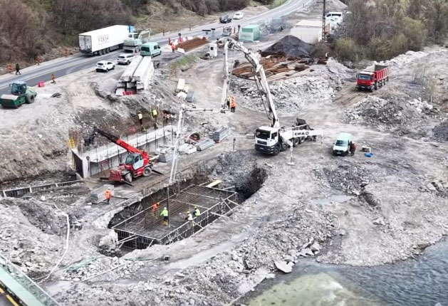 Se lucrează intens pe DN1, la Brădet