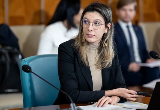 Cel mult 2 maşini/persoană