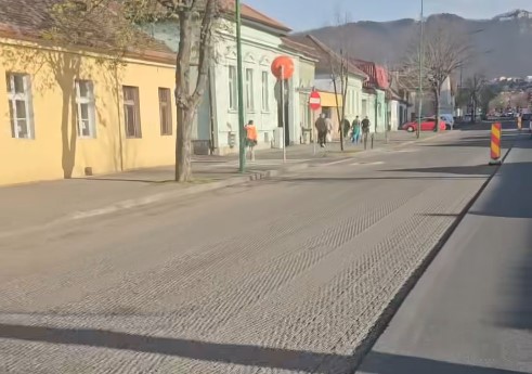 Asfaltul de pe strada Lungă din Braşov este refăcut.  Deteriorări ale stratului de uzură pe sectorul str. Stadionului – str. De Mijloc