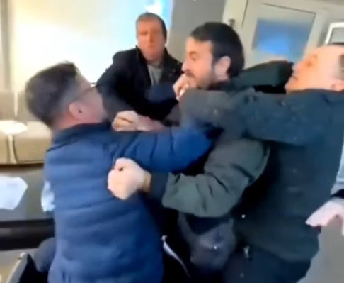 Ce nu face vorba, face pumnul 