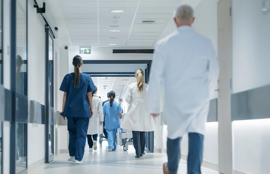 Noi reguli pentru medicii rezidenţi – vor avea gărzi obligatorii şi plătite 