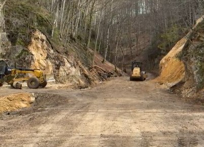 Drumul de la Pietrele lui Solomon, eliberat de pietriş. Zona afectată de alunecarea de teren ar putea fi redeschisă turiştilor zilele acestea 