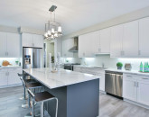 Bucătăria minimalistă: cum alegi mobilierul și electrocasnicele pentru un spațiu aerisit și modern
