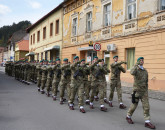 „Să fim uniţi, să avem încredere”. Defilarea Forţelor Terestre, în ziua Sfântul Mare Mucenic Gheorghe, încheiată în aplauzele braşovenilor