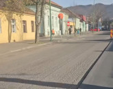 Asfaltul de pe strada Lungă din Braşov este refăcut.  Deteriorări ale stratului de uzură pe sectorul str. Stadionului – str. De Mijloc
