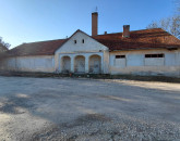 O fermă abandonată din Stupini, „călcată” de urs