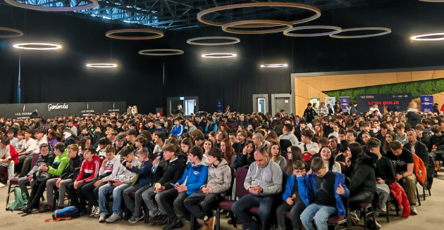 Linia Roşie cu sala plină la Braşov. Sute de elevi la seminarul drogurilor