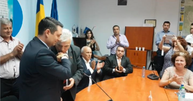Curtea Supremă a decis că sărutul mâinii unei femei poate fi considerat agresiune sexuală
