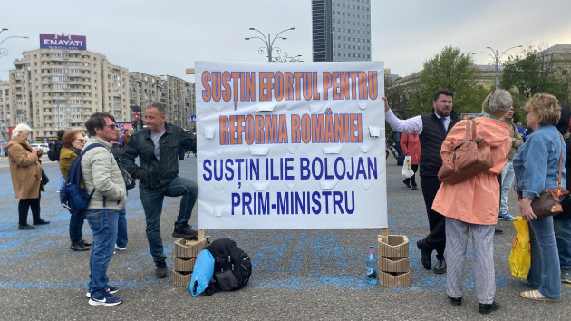 Protest Pro Bolojan în Piaţa Victoriei   
