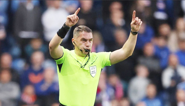 Istvan Kovacs va arbitra meciul FC Barcelona - Atletico Madrid, din sferturile Ligii Campionilor