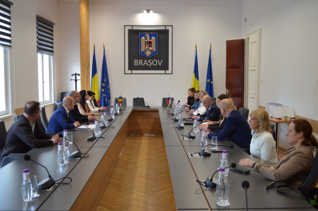 Parlamentari din Cehia, în vizită la Consiliul Judeţean Braşov. O temă de discuţie a fost organizarea administrativ teritorială a Cehiei