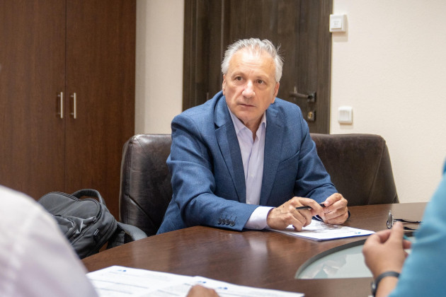 „Pe spatele unei societăţi deja obosite”