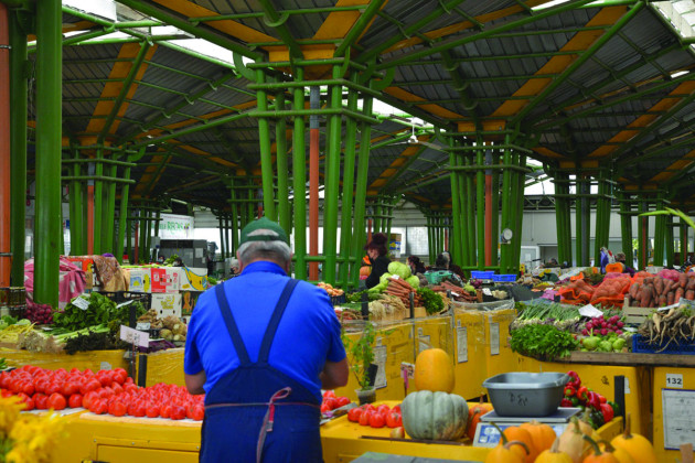 Soluţia Primăriei Braşov pentru a reduce numărul de posturi: Serviciul Public Administrare Pieţe, Direcţia Administrare Infrastructură Sportivă şi Grădina Zoologică vor fi comasate 