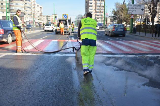 Braşovul a cheltuit anul trecut aproape 18 milioane de lei pe marcaje şi indicatoare rutiere 