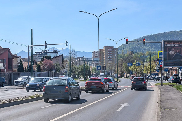 Noi semafoare cu radar în municipiul Brașov. Acestea trec pe roșu când șoferii depășesc viteza legală