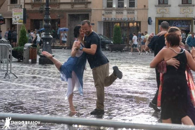 Emoţie şi tango la Braşov, pentru Ziua Internaţională a Dansului 