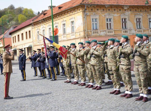 „Să fim uniţi, să avem încredere”. Defilarea Forţelor Terestre, în ziua Sfântul Mare Mucenic Gheorghe, încheiată în aplauzele braşovenilor