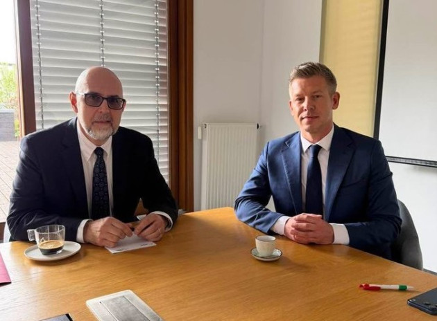 „Staţi deoparte”