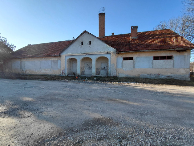 O fermă abandonată din Stupini, „călcată” de urs