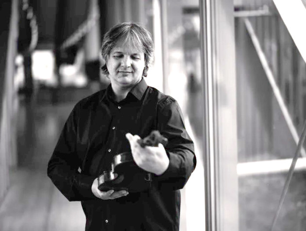 Liviu Prunaru, „Concertmaestru” la Braşov. „Fără protecţia orchestrei, fără distanţă, doar eu şi muzica”