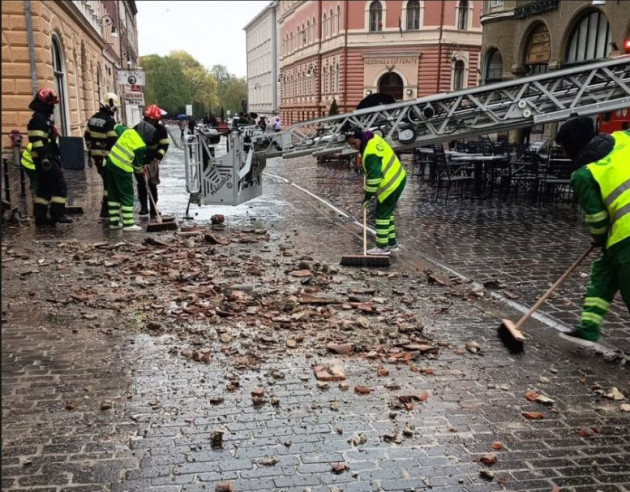 „Ploaie de ţigle” în centrul Braşovului