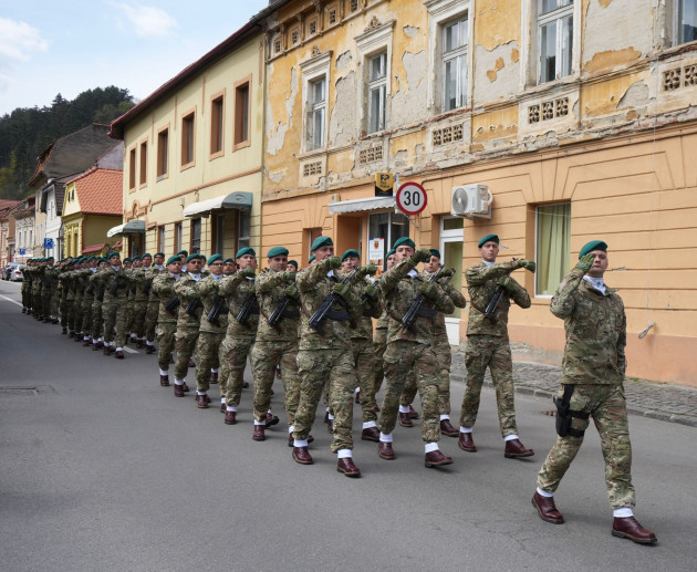 „Să fim uniţi, să avem încredere”. Defilarea Forţelor Terestre, în ziua Sfântul Mare Mucenic Gheorghe, încheiată în aplauzele braşovenilor