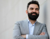 Maurer ia bani ca să termine apartamentele din Braşov