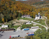 O „chemare” de la preotul Codreanu, care este şi patronul firmei Transbus. Excursii gratuite din Braşov, în fiecare duminică, la Mănăstirea Oituz