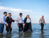 Atâta ştie, atâta face. După baia cu Şoşoacă, Goidescu a mai pus de-un circ pentru ceva imagine: s-a dus la Făgăraş, acasă la Nicuşor Dan, să strângă semnături pentru demitere