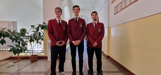 3 elevi deschid RoboClub la Făgăraş 